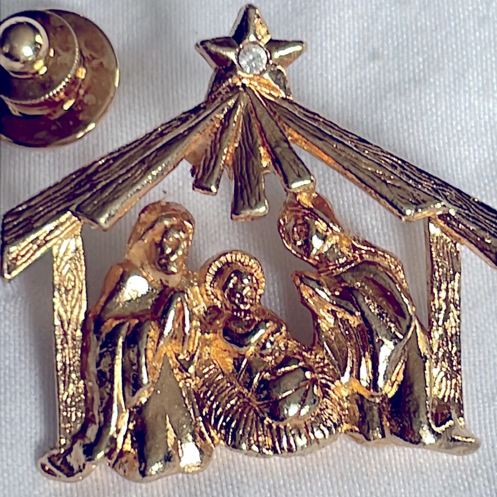 ✨5/$10 SALE✨ VINTAGE Gold Nativity Christmas Pin/ Brooch